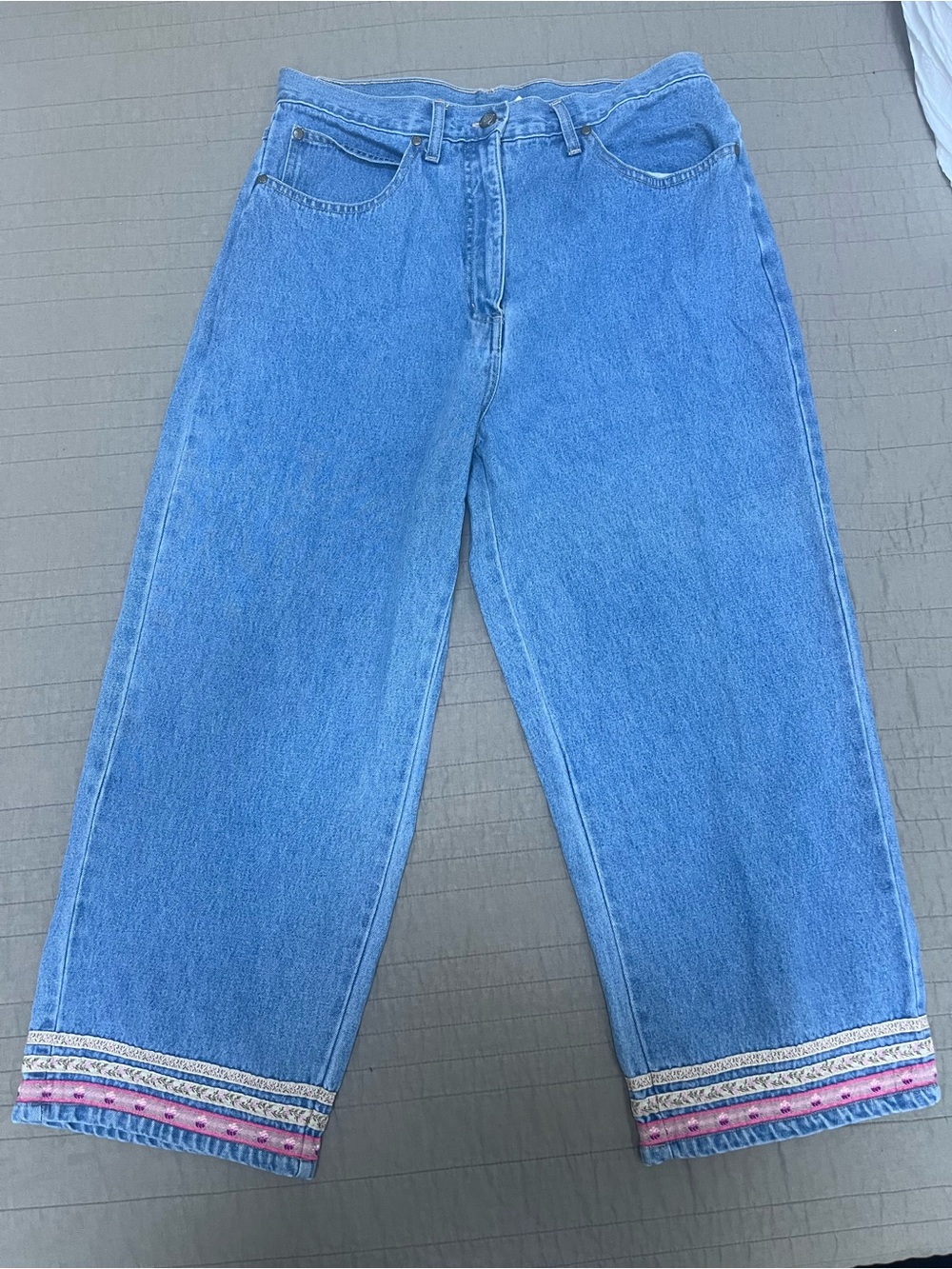 VTG Bill Blass High Rise Wide Leg Embroidered Hem Cropped Jeans - Size 14
